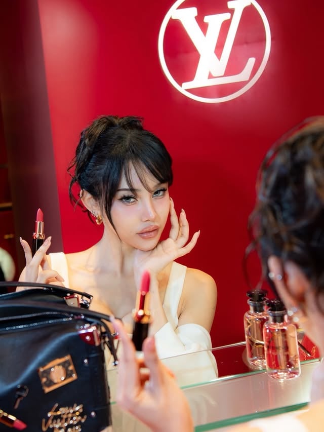 @louisvuitton La Beauté 💄🫦 #LVBeauty.首間 Louis Vuitton La Beauté 彩妝實驗沙龍就在微風信義！˚✧₊這次以品牌經典的炙熱色彩，重新詮釋色彩不僅止於妝感，Louis Vuitton的紅更是一種自我風格的探索。別緻的唇膏與亮眼的眼影，展現出品牌極具辨識度存在，低調不張揚卻令人無法忽視，結合高科技的虛擬體驗與品牌專業彩妝師的駐點，讓每一次色彩選擇都更貼近嶄新的自己。✨最讓我驚艷的是別緻的彩妝硬箱，延續品牌一貫的精緻工藝，真的很推薦大家預約到店，親自感受這場如藝術般的視覺饗宴✨初の Louis Vuitton La Beauté が微風信義に✨アイコニックな赤で“自分らしさ”を表現。リップも体験も全部がアート🎨ぜひ予約して体感してみてね :)) The first Louis Vuitton La Beauté at Breeze Xinyi ✨Iconic red, redefining self-expression.Everything feels like art ✨Book and experience it 🫦#LVBeauty#LVBreezeXinyi#LouisVuitton@LouisVuitton📸 @ciao_photography by @midoritakechi