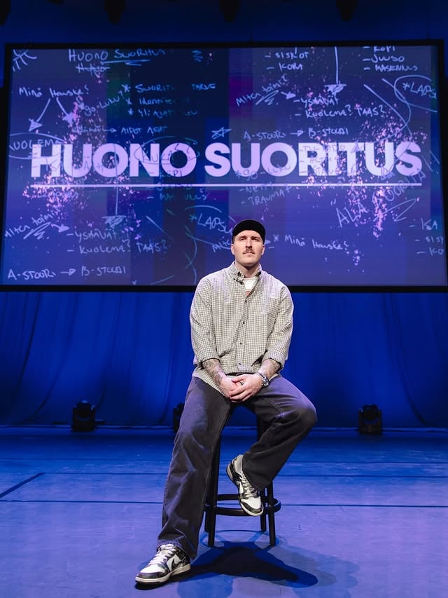 Huono Suoritus on done 🤝Haaveilin tästä 15-vuotiaasta asti. Mutta edes villeimmissä unelmissa se ei olisi tapahtunut näin upeasti kuin tämä kiertue tapahtui. Keikkoja taisi olla treenivetoineen yhteensä melkein 50. Livenä tämän esityksen näki yli 30 000 katsojaa. Se on aika hyvin siihen nähden, että alkuperäisesti oli vain halu tehdä sooloesitys ja ihan muutama keikka. Kevään 2025 pienin sali taisi olla 140 katsojaa Jyväskylässä. Mutta matkalla tapahtui. Kaikenlaista.Huhujen mukaan viimeisessä vedossa paikalla nähtiin taltioivat kamerat 👀 Saattaa siis olla, että jos et koskaan esitystä ehtinyt nähdä on se vielä mahdollista. Mutta siitä myöhemmin.Kuvaslaideissa on mun sekalaisia ajatuksia kirjoittamisesta ja tästä soolosta. Ihan vaan koska tätä tuli hinkattua paljon ja ajattelin et ehkä se jotain kiinnostaakin 🤷‍♂️ Siellä on myös kiitoksia kollegoille, mutta erityisesti @jukkalindstrom 🙏🏻❤️ Siellä on myös videokooste joka muuttaa käsityksenne jämptistä kokokansan satiirimiehestä 😬😅Tähän kirjoitan puolestani kiitokset jokaiselle ihmiselle, jotka tuli esityksen katsomaan 🙏🏻 Kiitos kaikista palautteista. Määrä on ollut valtava ja sitä on tullut varmasti enemmän kuin mistään muusta urani aikana. Olen lukenut kaikki. On ollut mahtavaa huomata miten moni on esitykseen samaistunut, saanut siitä jotain tai jopa rohkaistunut jakamaan aika isojakin kokemuksia.Nyt on aika keikkojen osalta hidastaa tahtia. Palata kirjoituspöydän ääreen ja kääntää katse kohti kevät-terasseja 🤓Nähdään ja törmäillään! ✋🏻📸: @nellikentta by @kopikallio