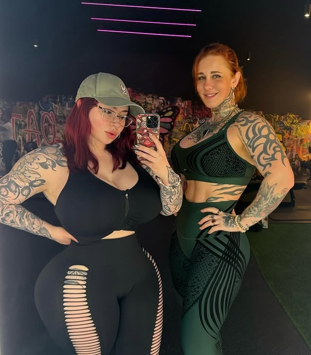Worked out with @xxautumnivyxx and she kicked my butt when it came to back/bicep day. All my strength is in my legs but she’s helping me grow better upper body strength 💪 such a fun workout after @creators.after.dark 😝 im sooooo tired lol neeed to sleeeeep by @ghouliettemichelle