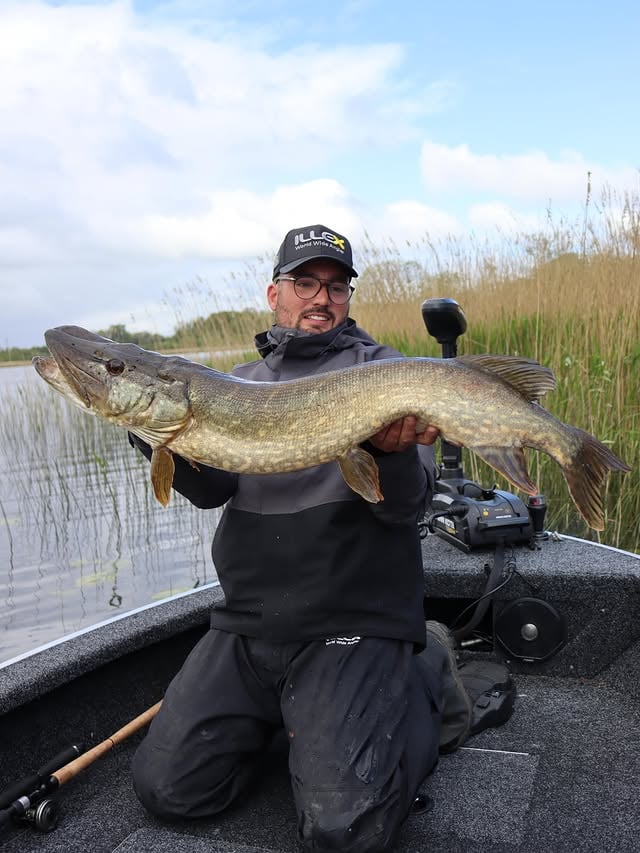 Magnum Deraball – HM Chartreuse Boa 🐍Le Magnum Deraball continue de prouver son efficacité, comme en témoigne ce magnifique brochet ! 🙌Antoine pêchait une zone peu profonde au-dessus de nénuphars immergés avec sa Night Shadow – Swimbait Driver, un ensemble qui allie parfaitement polyvalence et puissance au combat ! 💛🔥#Illex #Jackall #MagnumDeraball by @illex_official