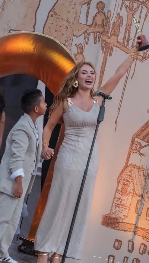 🏆 Ayer fue un día que marca historia en mi vida.Recibí una India Catalina @premiosindiacatalina Un reconocimiento a tantos años de trabajo, disciplina y amor por lo que hago.Gracias a @canaltelecafe por abrirme las puertas para presentar un docu-reality que me transformó.Un proyecto que me llevó a recorrer mi país, a conectar con sus raíces, a recordar de dónde vengo.Conocí lugares maravillosos.Probé las mejores tazas de café.☕️ Pero, sobre todo, conocí gente trabajadora, pujante… gente que representa lo mejor de Colombia.🇨🇴 Un país que no se rinde.Un país que respira resiliencia.Un país que, como su café… es fuerte, auténtico y lleno de historia.Este premio es de ustedes♥️🌟🙏🏽De cada persona que ha creído en mí.De quienes han confiado incluso cuando el camino no ha sido fácil.A Dios… gracias por ponerme exactamente donde debo estar🙏🏽🤍A mi familia, por sostenerme, por cuidarme.A mi equipo, a cada una de las mujeres que caminan conmigo y ponen luz en este proceso.A Laura, @soylaurabeatriz por tantos años de lealtad, amor y trabajo.Ayer no fue solo un premio.Fue un recordatorio de todo lo que he construido… y de todo lo que aún viene.✨ Gracias por ser parte de mi historia.🙏🏽🌟🤍🤍🤍🤍🤍🤍🤍 by @sara_uribe