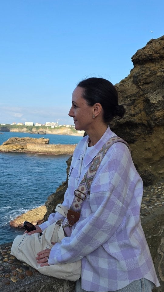 Parfois, même dans les plus beaux lieux… l’expérience ne suit pas.Cette semaine à Biarritz, j’ai eu la chance de découvrir une grande thalasso en bord de mer. Le cadre était absolument splendide, apaisant, presque hors du temps… et pourtant, je suis ressortie déçue.Peu de connexion, peu d’écoute, aucune vraie présence. Je me suis sentie comme un simple rendez-vous dans un planning chargé, sans attention particulière, sans cette dimension humaine qui fait toute la différence dans nos métiers.Et puis, il y a eu l’inverse. ✨À quelques minutes de là, à Anglet, j’ai découvert le cocon créé par Maïté @mai_skin_facialiste .Un lieu intime, chaleureux, où tout est pensé avec justesse.Maïté fait partie des premières à avoir été formées au Kobido @lbfacialistes, niveau 2 étoiles. Et cela se ressent immédiatement : une main d’une grande puissance, d’une précision rare, avec une vraie intelligence du geste.Elle a également développé son propre protocole de head spa… et c’est juste Whaou.C’est exactement ce qui fait la différence entre un soin… et une expérience.Merci Maïté pour ce moment hors du temps, pour ton authenticité et pour la qualité de ton toucher.Comme quoi, ce n’est pas la taille du lieu qui compte, mais l’âme qu’on y met 🤍#facialiste #kobido #headspa #bienetre #experienceclient massageduvisage beautyexpert anglet biarritz by @delphinelanglois.facialiste