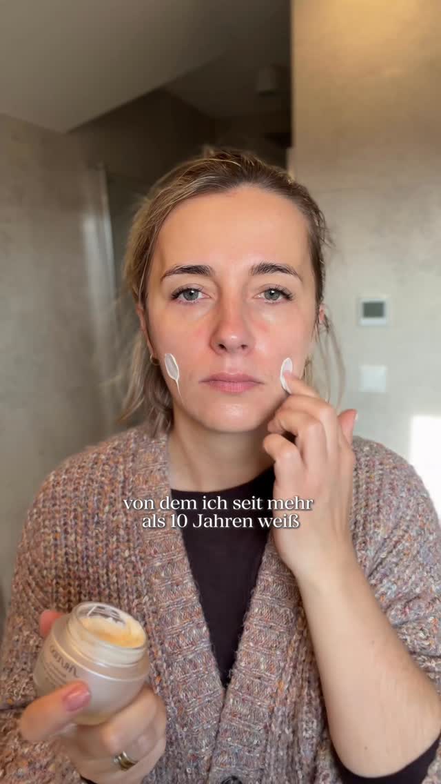 Ich habe diesen Test jahrelang vor mir hergeschoben. Weil ich Angst hatte. Vor dem Ergebnis. Vor dem, was es bedeuten könnte. Vor dem Gedanken, dass sich plötzlich alles verändern könnte.

Krebs ist in meiner Familie leider kein fremdes Thema. Meine Mama hat ihn besiegt. Meine Oma und meine Cousine sind daran gestorben.

Vielleicht ist am Ende alles in Ordnung. Vielleicht nicht. Aber Wegsehen ändert nichts.

Dieser Test ersetzt keine Vorsorge und keine Untersuchungen. Aber er kann helfen, Antworten zu bekommen. Und manchmal ist es besser, den Feind zu kennen.

Wenn ihr Themen wie Brustkrebs, Darmkrebs oder andere Erkrankungen in eurer Familie habt, schiebt Vorsorge bitte nicht jahrelang auf, so wie ich. Angst zu haben ist okay. Aber trotzdem hinzugehen, ist Mut.