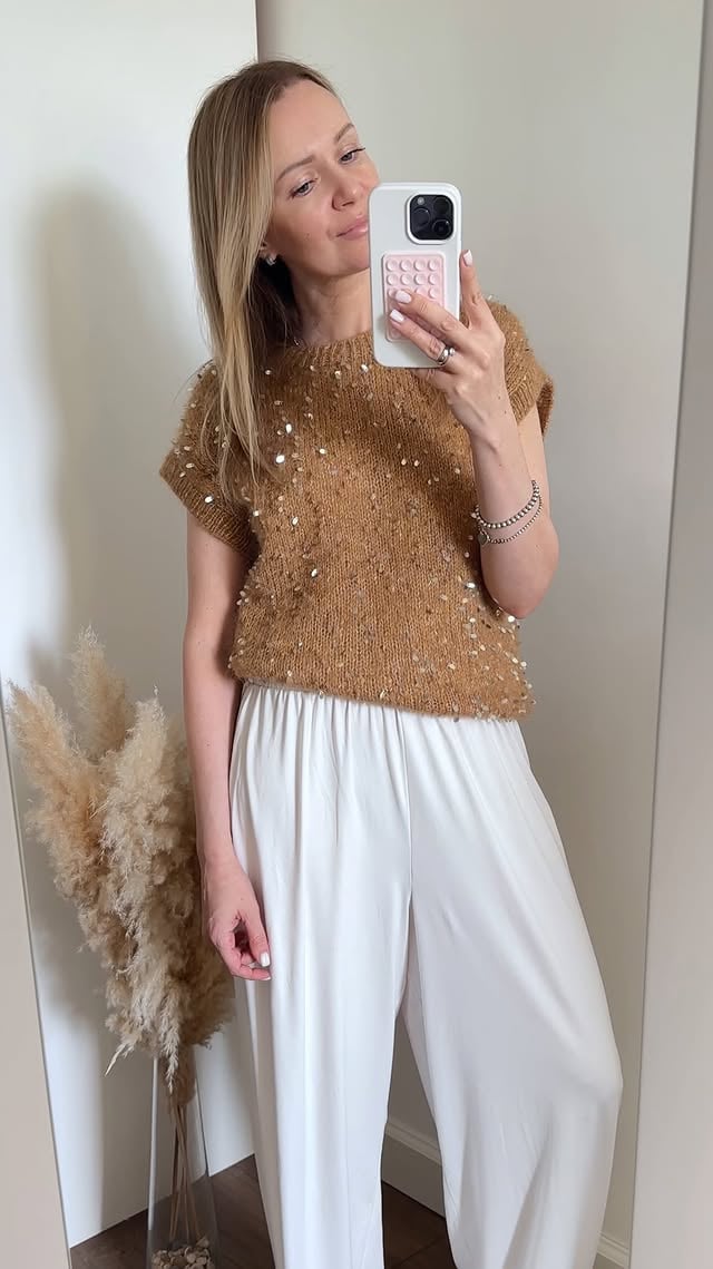 Жилет со спущенным плечом ✨Девочки, он универсальный 👌 Давно не вязали вместе, может совместник или тест? Выбор пряжи для этой модели огромный: пушистая, гладкая, с пайетками и без, можно добавить нить люрекса (Aura Touch me, Gazzal Teddy, Drops/Gazzal Boucle, Drops/Gazzal Air и т.д.) by @_woolloop_