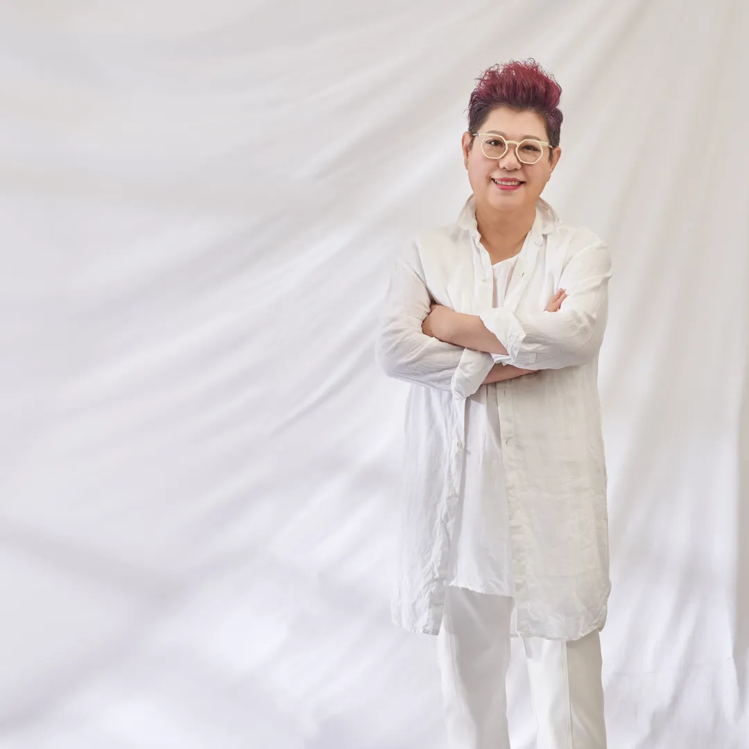 내게 기운 보태주는조카손자의 일상.아파트 둔덕에 누워친구와 나누는 대화 궁금!'헬리콥터아저씨'께 하늘 보며인사하고....결연하고 진지한마지막 사진의 집중력까지!좋구나!!!❤️🫰💯#양희은 by @heeun.yang13