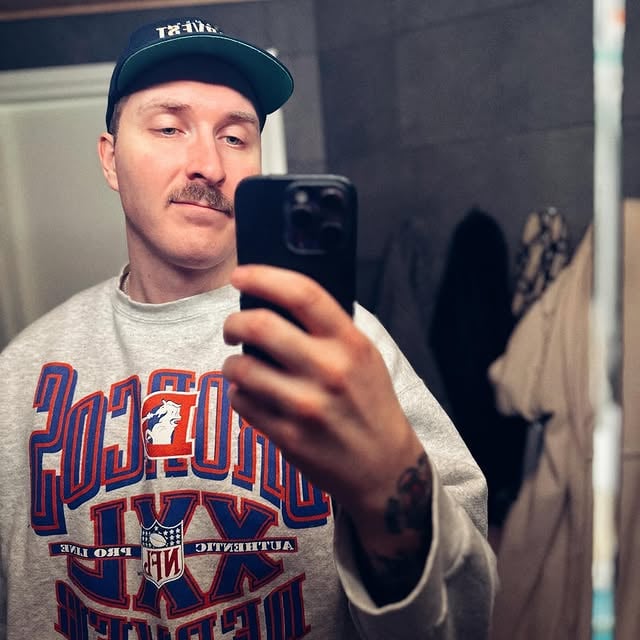 36 vuotta 🎂 Vuosi numero 35 oli aika peputusta alusta loppuun. Oli siellä hyvääkin. Mutta voi pojat oli paljon peppua. Nyt on sitten viikset. Kaikkea sitä.Selailin vanhoja kuvia ja löysin videon. Se nosti hymyn suunpieleen ja muistutti, että vielä tulee aika askeleen keveän 🤝 by @kopikallio