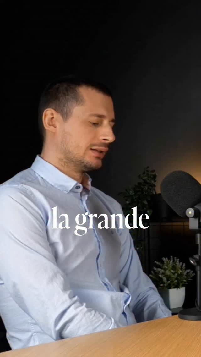 Essere genitori oggi significa fare i conti con un mondo che cambia più velocemente di quanto riusciamo a seguire.Ci siamo raccontati che la cameretta è un posto sicuro.Ma a volte è proprio lì che i nostri figli sono più esposti.♥️ 🎙️ Ascolta l’episodio completo sul Podcast Dear Alice: La crisi invisibile che riguarda tutti noi: solitudine, ansia e ritiro sociale spiegati dal dott. Marco Crepaldi@marco.crepaldi