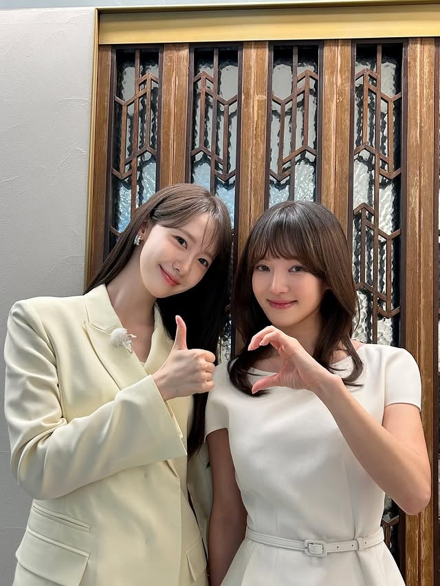 윤아야 너 나 좋아하지?(유)리,수(영)보다 내가 더 좋은 거 맞지?#효연 #HYO @hyoyeon_x_x#윤아 @yoona__lim #소녀시대 #GirlsGeneration @girlsgeneration#가짜김효연 #효연의레벨업 #hyoyeon @hyo_levelup by @hyoyeon_x_x