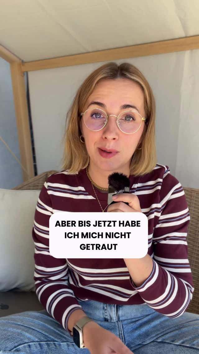 Vor genau einer Woche war ich bei einem Kontrolltermin beim Onkologen. Ein einziger Satz von ihm hat gereicht, damit ich nicht länger die Augen vor der Realität verschließe.

Nach über zehn Jahren habe ich mich endlich für einen NGS Gentest entschieden. Dabei werden unter anderem die BRCA1- und BRCA2-Gene untersucht, die mit Brust- und Eierstockkrebs in Verbindung stehen können, aber weitere Gene, z.B. im Zusammenhang mit Darm- oder anderen Krebsarten. Ich bin keine Ärztin, also verstehe ich auch nicht viel davon. Es ist nur das, was mir der Onkologe und die Informationen auf der Webseite des Labors verraten haben.

In meinem Fall war es ein Speicheltest. Ich habe das nicht weiter hinterfragt, weil mir genau diese Methode von mehreren unabhängigen Ärzten empfohlen wurde und ich habe darauf vertraut. In spätestens 36 Tagen werde ich mein Ergebnis bekommen.

Und ja… ich habe Angst. Vor dem, was es bedeuten könnte. Vor den Entscheidungen, die eventuell vor mir liegen. Denn sollte das Ergebnis positiv sein, müsste ich mich mit dem Gedanken auseinandersetzen, präventiv meine Brüste und/oder Eierstöcke entfernen zu lassen.

Aber noch weiß ich es nicht. Und noch gibt es genauso die Möglichkeit, dass alles unauffällig ist. Was mir gerade unglaublich hilft, seid ihr. Eure Nachrichten und eure Geschichten. Von Frauen, die diesen Weg schon gegangen sind. Ihr macht mir Mut, mehr, als ihr vielleicht denkt.

Ich werde euch jetzt die Internetseite nennen, aber nur weil so viele gefragt haben - Ich habe den Test selbst bezahlt und online auf badamygeny.pl bestellt. Das ist keine Werbung, sondern einfach mein persönlicher Weg. Ich weiß nicht, ob er für alle (z.B. in Deutschland) zugänglich ist. Soweit ich weiß, kann man aber bei familiärer Vorbelastung solche Tests auch in Deutschland über den Arzt machen lassen.

Und mir ist wichtig, dass ihr das versteht: Ein Gentest ersetzt keine Vorsorge. Und ein unauffälliges Ergebnis bedeutet nicht, dass man nie an Krebs erkranken kann.

Bitte passt auf euch auf 🤍