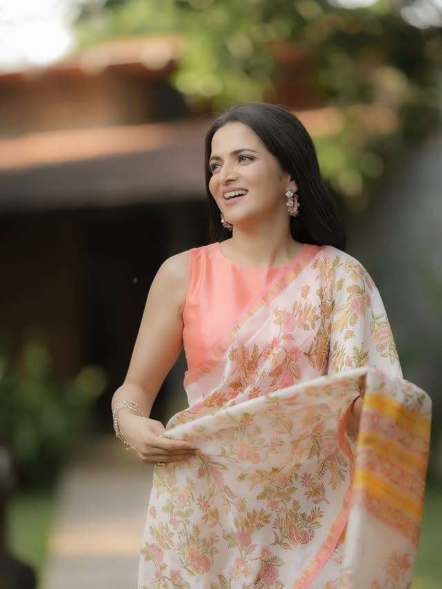 July malargaleyPhoto @camerasenthil Make up @makeupibrahim Hair @hairstylists_vijayaraghavan Saree @karthikeya.the.angadi Blouse @zol_studio by @ddneelakandan