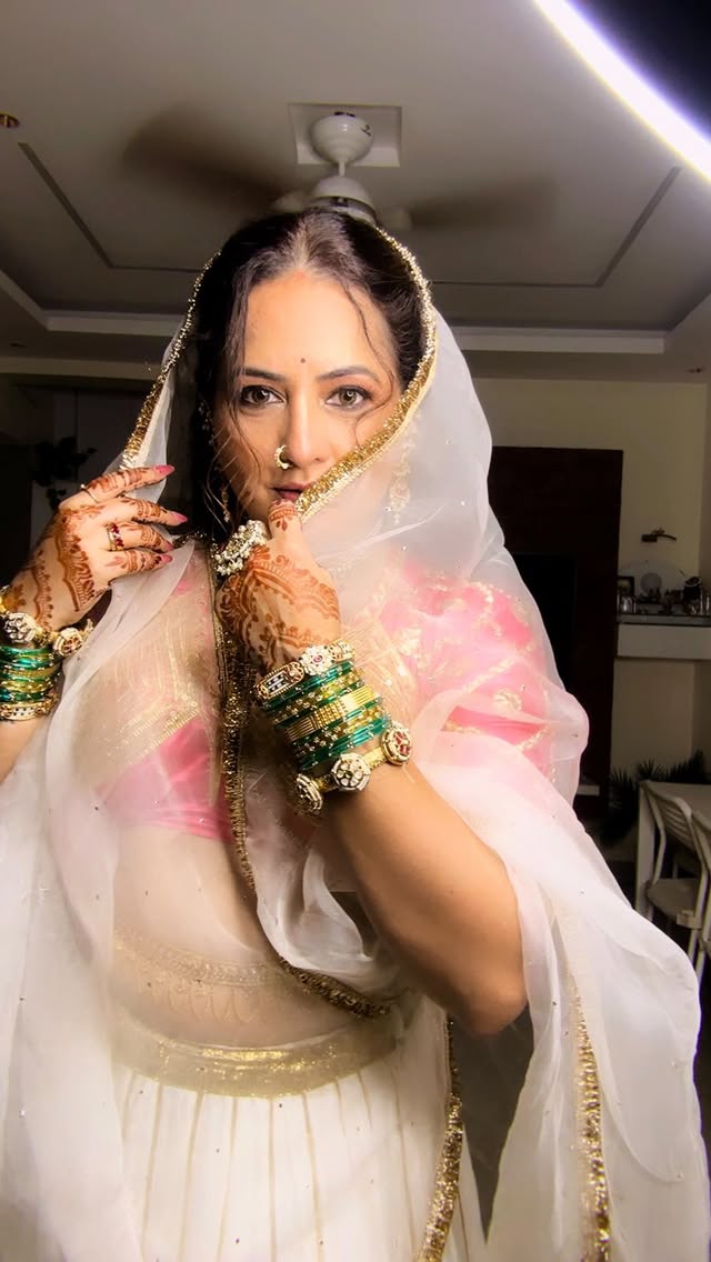 Ready hote hi khud se pyaar ho jata hai! 💁🏼‍♀️😀Aangi @aasansilai1 Lehenga and dupatta own customised 💁🏼‍♀️Styling and makeup @sangeetarenuke_makeup_artist 💁🏼‍♀️me[Aangi blouse design, white gota work lehenga, lampi lace border,wedding season, Rajasthani look, Jaipur ranisa, chaniya choli, traditional, rajputi, Indian outfit inspiration, desi outfit, kanchli, Marathi Mulgi]#fyp #explore #viralreel #trendingreel #aangi