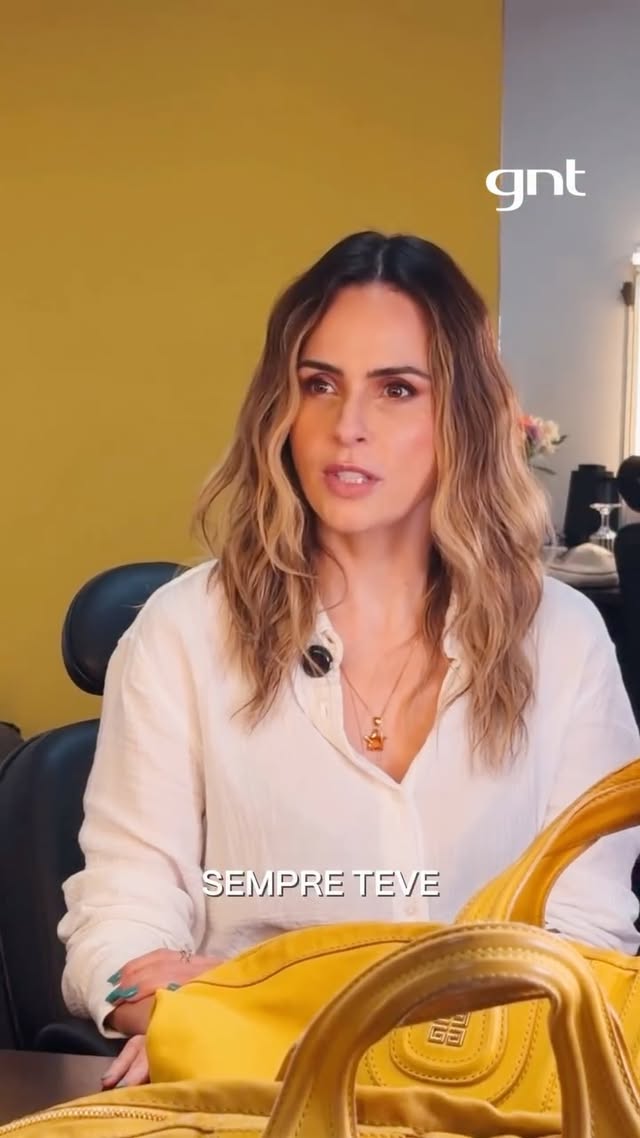“A humanidade sempre teve medo de mulheres que voam, sejam elas bruxas, sejam elas livres” - Ana Paula Renault 🥂 #SaiaJusta by @bbb