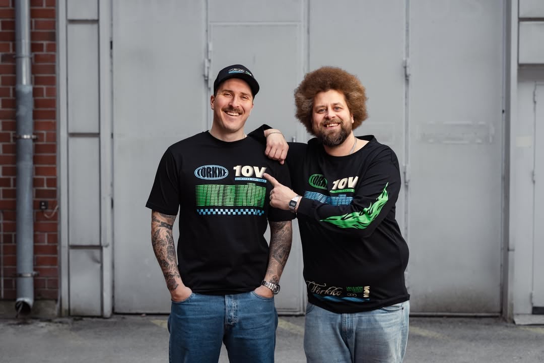 Mainos: oma merch @helgoods Se on kuulkaa rakkaat ihmiset kevättä rinnassa ku meän uutukaista merchiä tipahtaa tarjolle 🤩🔥☀️Nämä päällä voi painaa menemään, kevään valmistujaisissa, juhannuksena mökillä, heinäkuussa festareilla, ihan joka paikassa joka tilanteessa 💪🏼🥰Ennakkomyynti tuotteille alkaa NYT ja ekat postitukset lähtee liikkeelle viikolla 22 🤝🏼 Käykäähän tsekkaan uuet kamat @helgoods 🙌🏼 by @kopikallio
