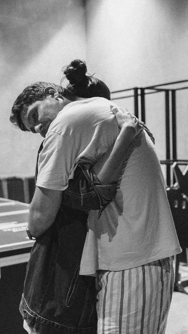 Y ustedes quédense con la persona que tiene como plan ir al teatro… 🎭🥰😍Esto fue en los ensayos, ¿se imaginan en escena? 💛Ven a reírte a carcajadas con las historias de Pablo y Martín tanto como lo hizo @gianellaneyra_. 😘¡Últimas TRES funciones! Sin reposición. Sin segunda oportunidad.La última semana.🎟️ Entradas en @joinnus 🎭 Te esperamos en @teatroclaretiano 💸 Código de descuento: SEMANA40