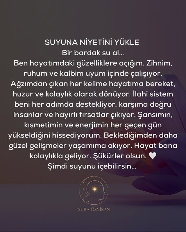 Bazen insanın sadece durup yeniden niyet etmeye ihtiyacı vardır… Çünkü gün içinde yaşadığımız stres, korkular, olumsuz düşünceler ve içsel yorgunluk fark etmeden enerjimizi düşürmeye başlar. Bir süre sonra kendimizi sıkışmış, şanssız ya da sürekli aynı döngülerin içinde hissederiz. İşte tam bu noktada niyet, düşündüğümüzden çok daha güçlü bir hale gelir. Çünkü zihin; tekrar edilen duyguya, kelimeye ve hisse zamanla gerçekmiş gibi karşılık vermeye başlar.Su ise tarih boyunca en güçlü taşıyıcılardan biri olarak görülmüştür. Bu yüzden söylediğin kelimeler, hissettiğin duygular ve yüklediğin niyet çok önemlidir. Bazen birkaç dakika boyunca gerçekten inanarak edilen bir niyet bile insanın içindeki ağırlığı değiştirmeye başlar. Çünkü dönüşüm önce içeride başlar.Eğer sen de son zamanlarda kendini yorgun, sıkışmış, şanssız ya da enerjisel olarak düşmüş hissediyorsan; önce zihnindeki yükleri değiştirmeyi denemelisin. Çünkü hayatındaki akış, içeride kurduğun sistemle bağlantılıdır.Bireysel danışmanlıkta; bilinçaltı kalıplarını, seni aynı döngüde tutan enerjileri ve içsel blokajlarını birlikte çalışıyoruz. Gerçek değişim, sadece istemekle değil doğru dönüşümle başlar.Bilgi almak istersen DM’den ✨ yazabilirsin. by @suraozvirann
