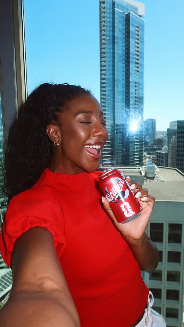 Agora eu tô no Canadá onde vai rolar a Copa do Mundo FIFA 2026™️. Mas abriu uma Coca-Cola gelada… bate aquela sensação, a memória, o jeitinho brasileiro! Porque o Brasil é essa Coca-Cola toda e nada supera ser brasileiro em qualquer lugar do mundo! @cocacola_br #CocaCola #FIFAWorldCup #publicidade by @camilladelucas