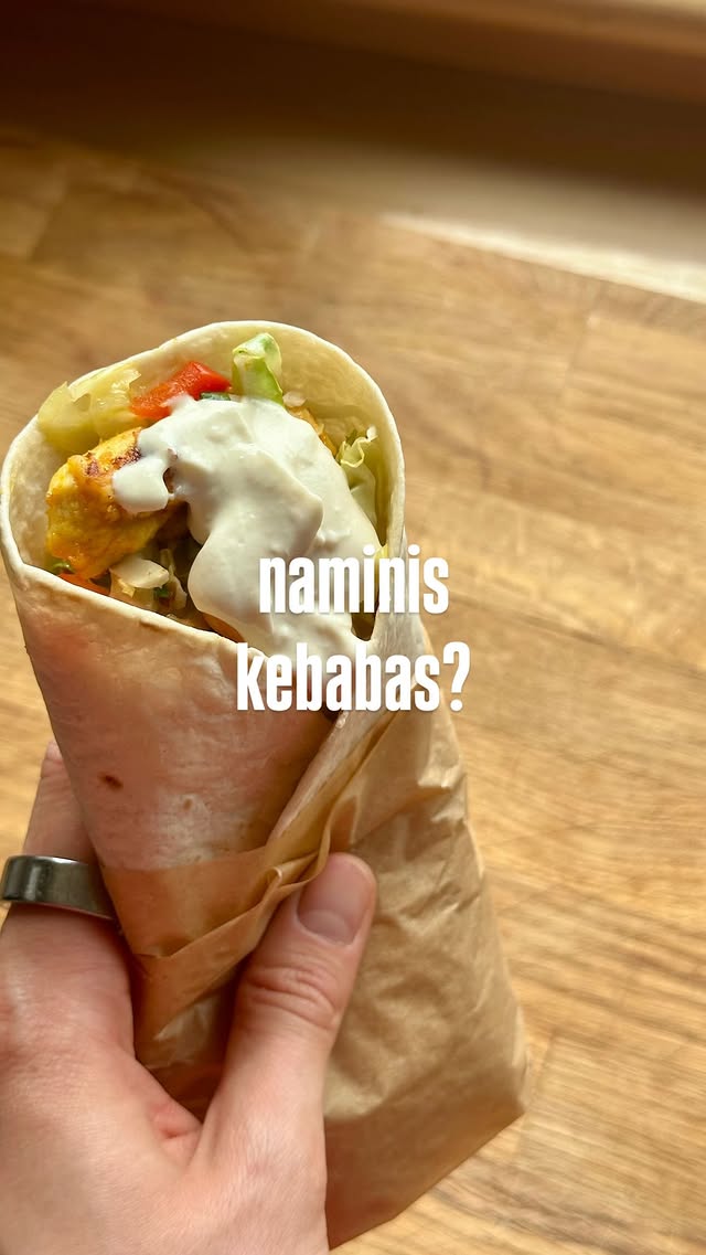 Maistingas kebabas namuose? Artėjančio savaitgalio proga, manau, pats tas! Tik prieš gaminant stabtelkit @maxima.lt , nes visą savaitgalį (gegužės 7-10) AMFOROS produktams taikomos AČIŪ nuolaidos. Tad patiekalas dar ir už geresnę kainą gausis;)vištienai:600g vištienos krūtinėlės200g AMFOROS varškės arba graikiško jogurto2 šaukšteliai česnako prieskonių2 šaukšteliai ciberžolės prieskonių2 šaukšteliai rūkytos paprikos prieskoniųžiupsnio druskossalotoms:1/2 nedidelio šviežaus kopūsto 1 saldžiosios raudonos paprikos1 česnako skiltelės2 šaukštai alyvuogių aliejaus1 laimo sultys1 šaukštelis klevų sirupo / medausžiupsnio smulkintų petražolių arba kalendrosdruskos pagal skonįpadažui:200g AMFOROS varškės arba graikiško jogurto3 šaukštų tahini pastos2 česnako skiltelės2 šaukštų alyvuogių aliejaus1/4 citrinos sulčių1 šaukštelio klevų sirupo / medaus1 šaukštelis česnako milteliųdruskos pagal skonįpapildomai:6 didelių tortilijųVištieną supjaustau nedideliais gabalėliais ir sumaišau su visais jai skirtais ingredientais. Palieku pasimarinuoti bent pusvalandį, o geriausia porą valandų. Pasigaminu salotas sumaišydama visus joms skirtus ingredientus. Pasigaminu padažą sumaišydama visus jam skirtus ingredientus. Dėliojuosi kebabą: padažas, salotos, vištiena, susuku ir jei norisi - papildomai pasišildau karšto oro gruzdintuvėje arba keptuvėje. reklama #ačiūpasiūlymai by @nestorasmaistas