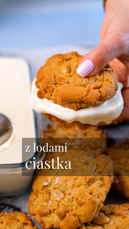 Ciastka orzechowe czy lody? A może połączymy je razem 😋❤️ .🍦🍦🍦Lody:500 ml śmietanki 30%500 g mleka słodzone skondensowanegoŚmietankę ubić na sztywno i połączyć z mlekiem. Przelać do pojemnika i zamrozić. 🍪🍪🍪Ciastka:130 g mąki pszennej 110 g masła w temp. pokojowej120 g masła orzechowego 110 g cukru1 jajko 1 płaska łyżeczka sody50 g płatków owsianych Szczypta soliGarść orzechów ziemnych Wszystkie składniki zmiksować na niskich obrotach. Nabierać łyżką do lodów porcję i nakładać w odstępach na blaszkę z papierem do pieczenia ( 9-10szt.) Na górę powciskać orzeszki i wstawić do nagrzanego piekarnika 180' góra dół i piec ok 14-15min (piekę w dwóch partiach). Po upieczeniu zostawić do ostudzenia. Podawać z lodami lub chrupać same z kawą🥰😋 #ciastka #ciasteczka #cookies #lody #domowelody by @obiaddlataty