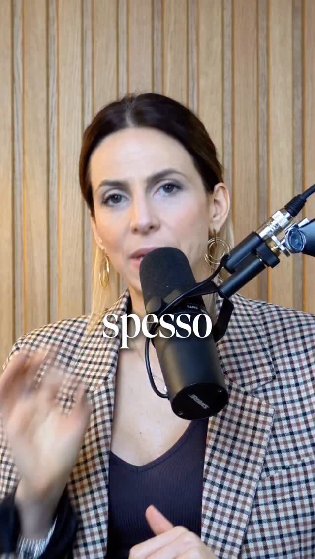 Molto spesso non è difficile sapere cosa conta davvero per noi, lo sappiamo benissimo. Quello che è difficile è lasciare andare tutto il resto… il perfezionismo, i dettagli che occupano spazio senza averne davvero diritto.C'è qualcosa che vorresti lasciar andare ma non ci riesci? Ti leggo nei commenti ♥️🎙️ Ascolta l’episodio completo nel Podcast Dear Alice "Organizzazione mentale: il modo più semplice per tornare a respirare", disponibile su Spotify