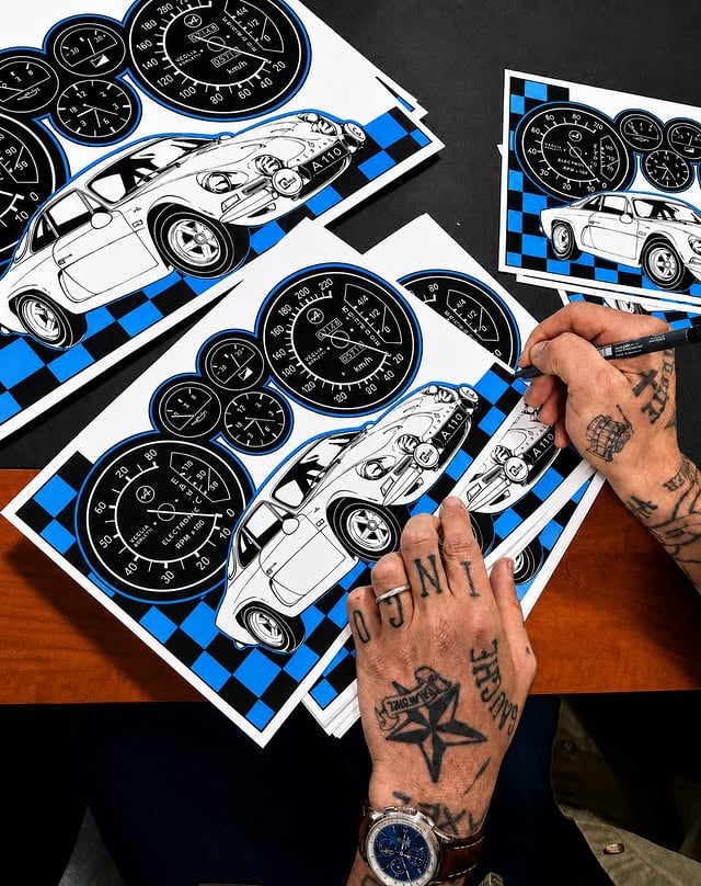La suite de la série sur les voitures françaises de Marsault : l’Alpine A110. 🔥➡️ Commandez votre exemplaire signé sur editionsmagnus.fr / Rubrique BREUM by @marsaultbreum