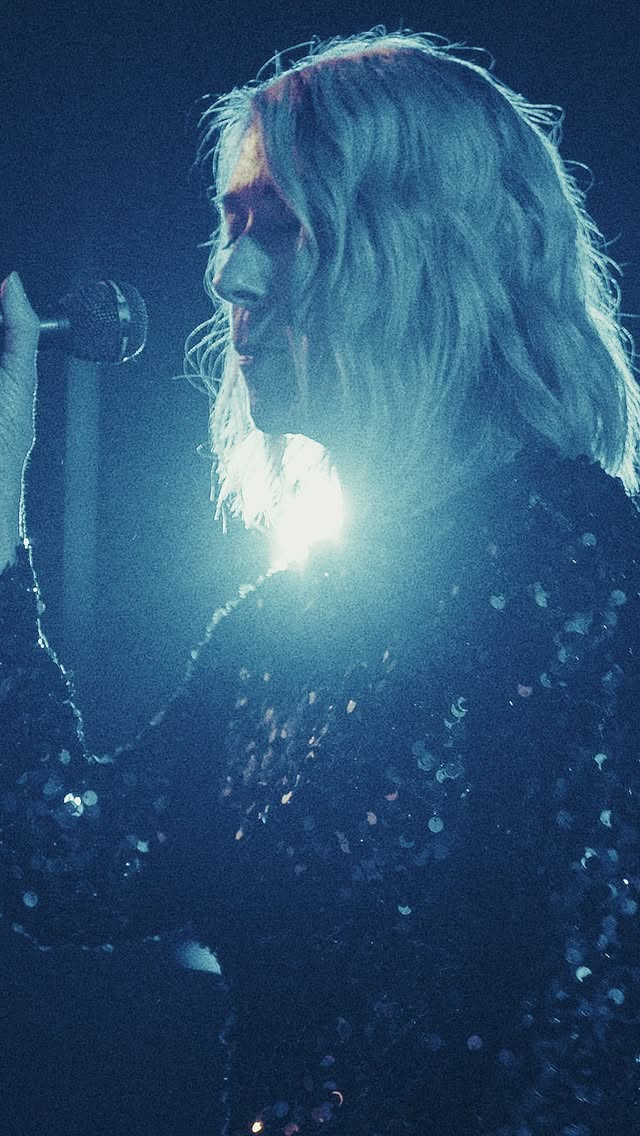 Autrice, chanteuse, guitariste, bassiste… Qu’est-ce que Kim Gordon ne sait pas faire ? Connue grâce à son groupe Sonic Youth, elle s’est imposée au fil des années comme une véritable figure du rock. Si vous ne la connaissez pas encore, rendez-vous le 22 mai sur arte.tv ! 📆👋 @kimletgordon @letrianonparis by @kimletgordon