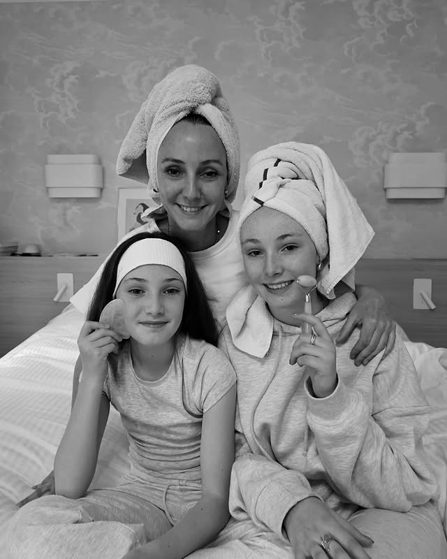La beauté se transmet, tout comme les gestes la révèlent. Avec Delphine Langlois et ses filles, c’est bien plus qu’un moment partagé : c’est un héritage qui se construit, une attention portée à soi qui traverse les générations et une façon d’inscrire la longévité au cœur du quotidien.À l’occasion de la fête des mères, nous vous invitons à célébrer ce lien unique lors d’un moment mère-fille, pour apprendre, ressentir et transmettre ensemble ces gestes essentiels. #merefille #lbfacialistes #longévité by @delphinelanglois.facialiste