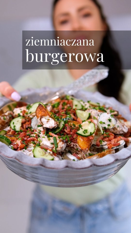 Ziemniaczana w burgerowym sosie🥰❤️ idealna nie tylko na grilla😋.Ok 800 g młodych ziemniaków 4 ogórki gruntowe200 g boczku surowego wędzonego Mały pęczek cienkiego szczypiorku4 łyżki oleju2 łyżeczki przyprawy gyros, sól Sos:Pół małej cebulki Ok 10 pikli 3 łyżki majonezu 3 łyżki kwaśnej śmietany Odrobina chili Łyżeczka keczupu Sól i pieprz Łyżka zalewy spod pikliWykonanie:Ziemniaki wyszorować i pokroić w ćwiartki. Wymieszać z przyprawą gyros i olejem. Wstawić do nagrzanego góra dół piekarnika 200' i piec ok 35-40 min do miękkości. Boczek pokroić drobno i wysmażyć na rumiany kolor na suchej patelni. Ogórki umyć i ze skórką pokroić w talarki. Sos:Cebulę i pikle posiekać drobno. Wymieszać z pozostałymi składnikami. Sosem polać ziemniaki i ogórki, na wierzch wysypać boczek i posiekany szczypiorek. #sałatka #ziemniaczana #nagrilla #burger #obiaddlataty by @obiaddlataty