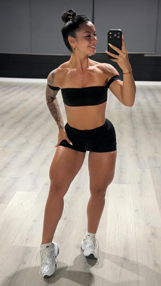 SI QUIERES UN ABDOMEN FUERTE , guárdate esto 🔥🍫🫣Publi / Top de @zasuwaofficial 🖤✨#reelviral #fitgirl #coreworkout #fitnessmodel #absworkout