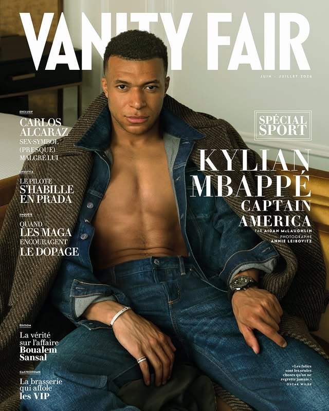 La Coupe du monde 2026 en Amérique aura une saveur particulière pour Kylian Mbappé. Pour la première fois, l’attaquant star sera le capitaine de l’équipe de France dans la reine des compétitions. « Il n’y a rien de plus beau que de représenter son pays », dit-il. Saura-t-il mener les Bleus vers le sacre après une saison en demi-teinte marquée par les critiques ? Prodige depuis l’adolescence, Kylian Mbappé s’est imposé à une vitesse fulgurante comme une superstar planétaire. Au moment de notre rencontre, sa carrière traverse pourtant une zone de turbulences. Longtemps désigné comme le successeur de Lionel Messi et Cristiano Ronaldo sur le trône de meilleur joueur du monde, il est plus contesté ces derniers mois, du moins selon les standards vertigineux qui sont les siens. « C’est difficile d’être dans une position comme la nôtre, tout le monde attend de nous des miracles. Mais les miracles, ça se passe sur le terrain. Ça ne sert à rien de jouer le match avant le match. »Cliquez sur le lien dans la bio pour lire l’article. LE 27 MAI EN KIOSQUEPhotographe @annieleibovitzJournaliste @aidan_mclaughlinStyliste @luxurylawGroomer @melissa.dezarateSet design @maryhoward_setdesignDirecteur du mouvement @jorgedorsinvilleProduction: AL StudioLieu: Fairmont, member of ALL Accor#kylianmbappe #football #worldcup by @vanityfairfrance