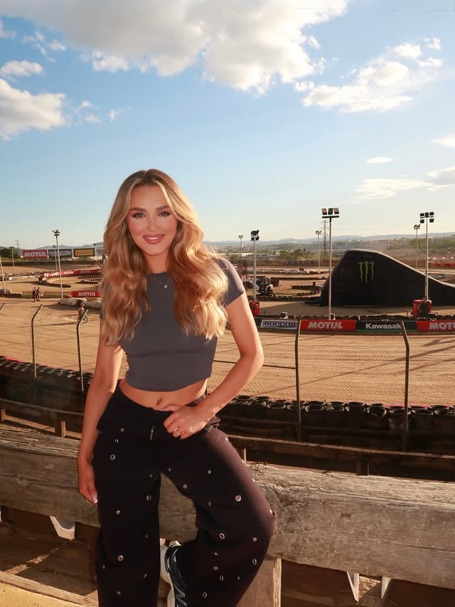 Hi from ROCCO’S RANCH 🙋🏼‍♀️💚 by @sarateclaw