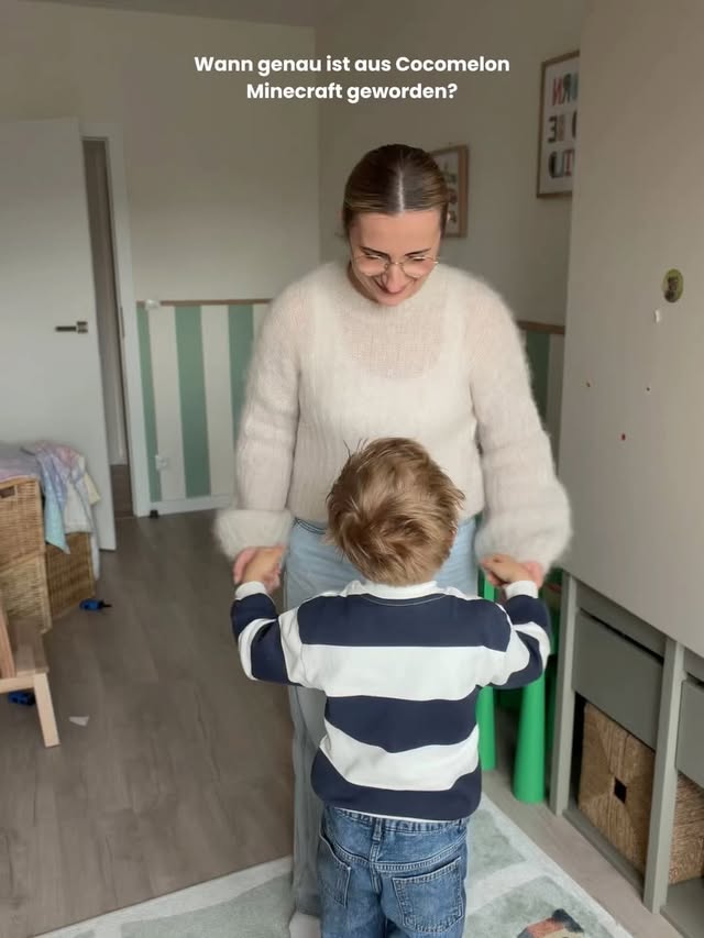 Kann bitte jemand die Zeit anhalten? 🥺 Wann genau ist aus Cocomelon Minecraft geworden? Wann wurde aus „Mama, Arm!“ plötzlich „Ich schaff das allein“? Und seit wann braucht mein Kind eigentlich keinen Hocker mehr?Während wir zwischen Alltag, To-do-Listen, Arbeit und all den kleinen Dingen durchs Leben rennen, die erledigt werden müssen, rennt die Zeit leise an uns vorbei. Es ist utopisch zu glauben, man könnte den Alltag einfach liegen lassen und sich nur um die Kinder kümmern. Aber ich versuche in letzter Zeit, die kleinen Momente mit den beiden aufzusaugen. Als könnte ich sie für immer abspeichern.Die Kinder werden so schnell groß. Und manchmal merken wir gar nicht, dass es schon so viele letzte Male gab. Wann ist das eigentlich passiert?Eltern zu sein ist wunderschön und gleichzeitig ein bisschen herzzerreißend. ❤️#momlife #relatable #childhood #kinder by @annaheiser