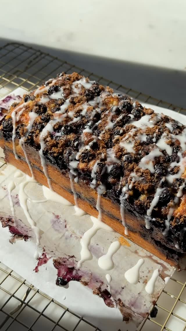 Blueberry Fritter Bread 🫐 all the flavors of a blueberry fritter donut, packed into an easy loaf cake you can make at home. think crispy sugared edges, wild blueberries bursting in every bite, and a vanilla glaze that makes the whole thing taste like it came from a really good bakery. it’s perfect for weekend brunch, a slow morning with coffee, or if you’re like me just eating a slice every single day until it’s gone. no judgment. to get the full recipe sent straight to your DMs, comment “blueberry” on this post! or find it on bromabakery.com. happy spring! 🌸 by @bromabakery