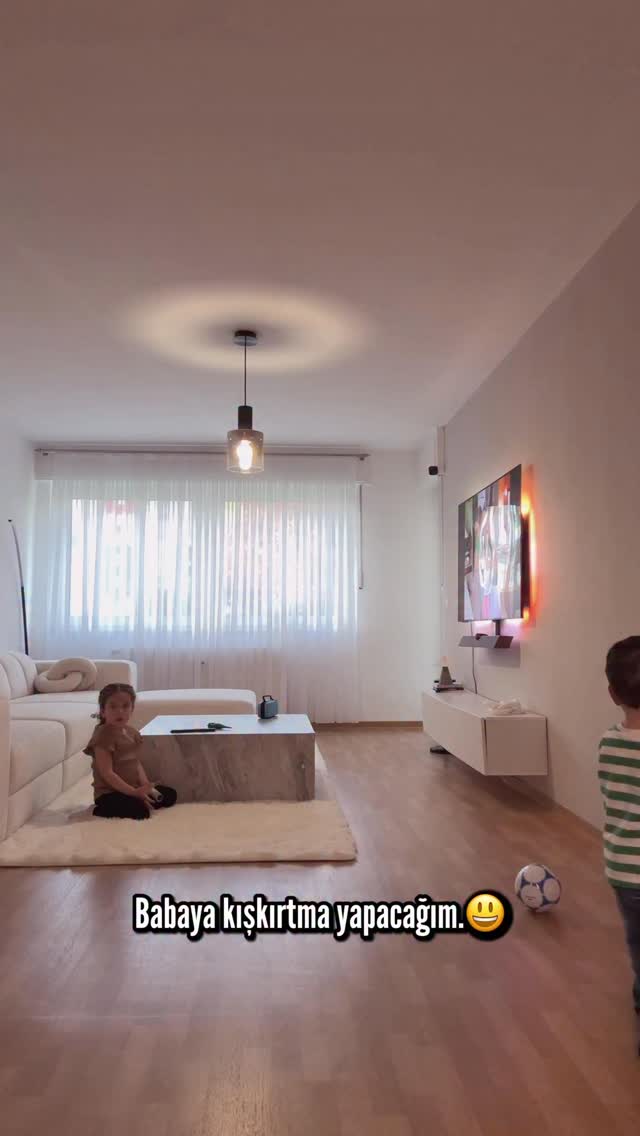 Wir haben Papa zusammen mit den Kindern kurz in Panik versetzt 😂 Çocuklarla babaya küçük bir panik yaşattık 😂 Ama bu hamilelikte bu şakayı yapmasam içimde kalırdı 😄Şaka bir yana… galiba gerçekten yaklaşıyoruz 👶🏻Aber diesen Scherz konnte ich mir in dieser Schwangerschaft einfach nicht verkneifen 😄Spaß beiseite… ich glaube, es geht wirklich langsam los 👶 by @sersn20.10