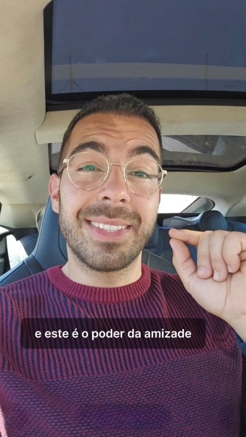 A verdadeira amizade não se mede através de mensagens diárias, mas na coragem de aparecer quando o mundo de alguém desaba. O problema é que os pedidos de ajuda raramente são dramáticos, mas escondem-se em mensagens banais e conversas casuais. É por isso que os ignoramos. Mas a verdade é esta: oito minutos de presença pura podem salvar uma vida. Oito minutos chegam para mostrar que alguém é visto. Não precisas de consertar nada, só precisas de estarCrédito: Simon Sinek by @diogoalexandrepires7