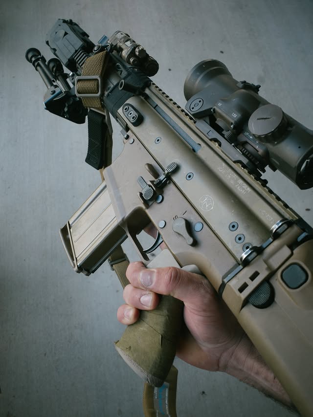 SCAR-H/17S with @strategicsciences Over the barrel MFMD. This recesses over 3 inches of barrel putting the bulk of the weight closer to the gas block compared to more traditional designs. I like it. ALOT@fn_america SCAR 17S@armament_tech Elcan Specter 1.5/6x