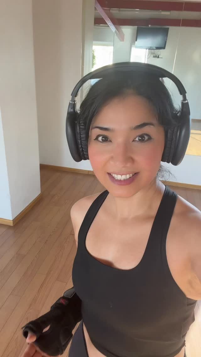 No puedo nadar, ni hacer ejercicio 😢 solo caminar 🙄 culparemos de todo al boogie 🧑🏻‍🩰💃🏻 #cindytakahashi #nikkei #japanesegirl #asiangirls #michaeljackson by @cindytakahashicantante