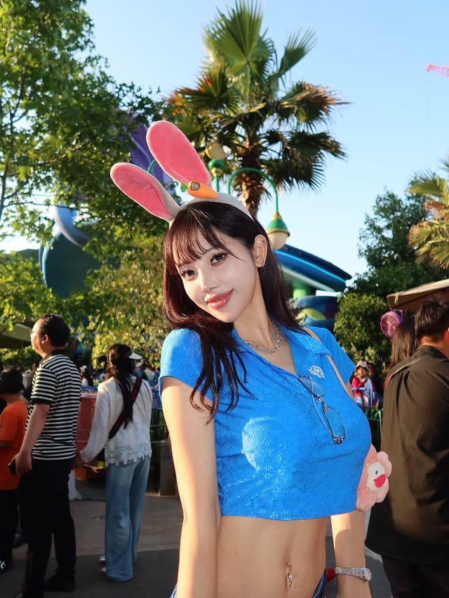 Just me enjoying the Shii out of Shanghai Disney :)))) <3 上海ディズニーさいこー！！！！ by @midoritakechi