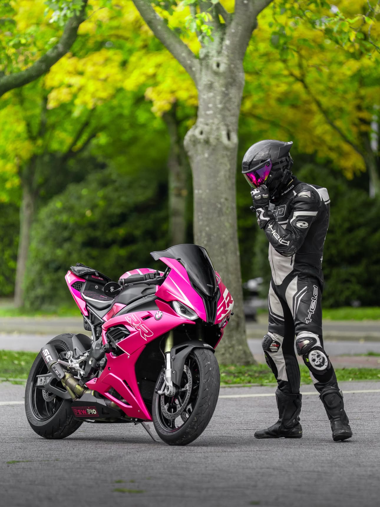 🩷🩷Mal wieder keine Ahnung gehabt welche Posen ich machen soll 🥲🥲➖➖➖🫱🏻‍🫲🏽 @heldbikerfashion 🫱🏻‍🫲🏽 @ruroc @ruroc_deutschland 🫱🏻‍🫲🏽 @motorradersatzteile24 🫱🏻‍🫲🏽 @cardosystems_de 🫱🏻‍🫲🏽 @quadlockmoto ➖➖📸➖➖#bmw #throttleworld #bmws1000rr #supersportsbikes #bikelife Dieser Post enthält Werbung durch Markennennung. by @pew.pio