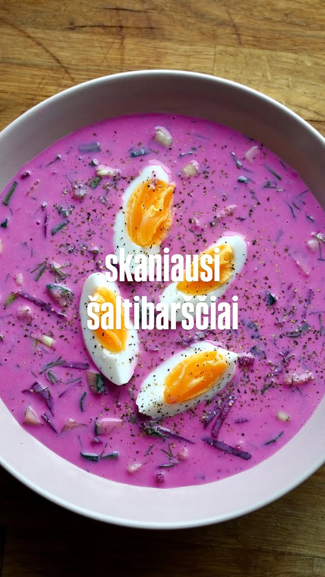 8 metai kaip dalinuosi maisto turiniu ir dar nei karto nepasidalinau savo šaltibarščių receptu.. Taisom reikalus!Žinau, kad nesu vienintelė, bet į savuosius aš dedu ir krienų, ir marinuotų agurkėlių bei jų skysčio, ir @santamarialietuva citrininių pipirų. Tokie man jie tobuli - turi pakankamai rūgštelės, tirštumo. O ką neįprasto dedat jūs?🌸Mano šaltibarščiams reikės:1 šaukštelio krienų4 nedidelių marinuotų agurkėlių (+ poros šaukštų jų skysčio)1l kefyro1 stiklainiuko burokėlių marinuotų obuolių sultyse2 trumpavaisių agurkųkupinos saujos smulkintų krapųkupinos saujos laiškinių svogūnųdruskos pagal skonįpatiekimui:kiaušinis@santamarialietuva citriniai pipiraikeptos bulvytės (jas kepu apšlaksčiusi aliejumi ir pabarsčiusi Santa Maria bulvių prieskoniais, česnako milteliais, citrininiais pipirais ir kmynais) Kaip gaminti viskas aišku, tiesa?😏reklama by @nestorasmaistas