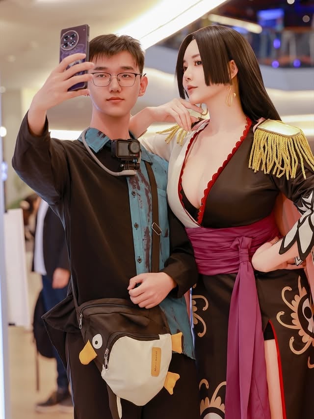 2 months post fusion spine surgery update 💖🏥My heart feels so full again 💖🥺It’s my first cosplay after my spine fusion surgery in March. Not gonna lie, I had a lot of self doubts and anxiety going into this… but this body and mind is stronger than I thought 😎✨Thank you so much to everyone who came to see me, prepared gifts, and spent time with me today. Someone even made me a whole cheesecake and apple tarts ??? OMG they were so delicious 🥺💖I was also so happy to see many familiar faces from Singapore again 🥺✨Even though I’m still not fully recovered yet ( I have one more month to go ) , being able to be here even for a short while already means so much to me. Please wait for my comeback soon ~ I can’t wait to see everyone face to face again at future events 💖My next event maybe in July ? 👀 by @yingtze12