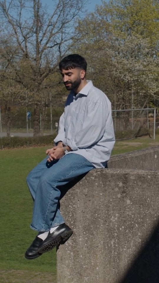 "Det, jeg tror, jeg har lært om mig selv, det er, at alle vores fortællinger, selvom de lyder ens, er unikke på hver sin måde. Og den måde vi udtrykker dem på, er også unikke." 🗯️❤️Den 22. maj kan du blandt andet opleve Kia Vakili Khatibi, når han indtager Operaens store scene og fortæller om sine oplevelser med racisme som ung i Danmark med iranske rødder. Igen i år er Talerskolen Røst og Det Kongelige Teater gået sammen om at styrke unges mod og mulighed for at træde frem på scenen med vigtige, personlige taler. 'Røst i Operaen' er kulminationen på mange måneders intensivt talerskoleforløb, og udover de stærke taler kan du opleve ballet, opera, klassisk musik og storslået fællessang. Arrangementet er en del af det mangeårige samarbejde mellem Talerskolen Røst og Det Kongelige Teater.Billetterne er gratis og kan hentes her 👉 https://www.kglteater.dk/andre-oplevelser/2526/roest-i-operaen/🎥 @kavianborhaniTak til @kiavkhatibi by @kglteater