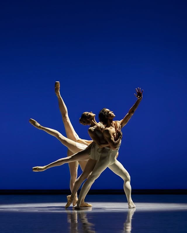 PREMIERE PÅ "GIANT STEPS" 🩰Fra i aften kan du opleve tre storslåede værker, når denne sæson af "Giant Steps" har premiere. På scenen kan du opleve to af George Balanchines mest berømte værker, "Apollon" og "De fire temperamenter".og Christopher Wheeldon's ballet "Corybantic Games"."Giant Steps" spiller frem til 05.06.26📸 Tom McKenzie🩵 Emma Riis-Kofoed, Andreas Kaas, Caroline Baldwin, Sebastian Pico Haynes, Joana Senra, Isabella Carroll, Birgitta Lawrence, Wilma Giglio, Stephanie Sahlgren, Penelope Phelan, Grace Curry, Lania Atkin, Astrid Elbo, Stephanie Chen Gundorph, corps de ballet by @kglteater