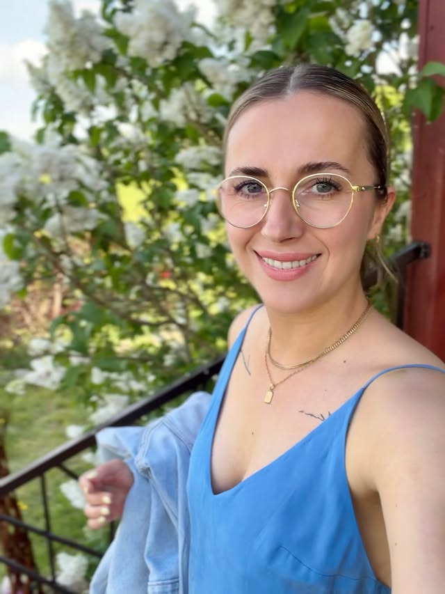 Schnelles Gewinnspiel: Ihr könnt zwei Tickets für das 360°-Konzert von Helene Fischer in Berlin am 13.06.2026 gewinnen, inklusive Übernachtung 🌸 Eigentlich sollte es ein Date für @gerald_r._heiser und mich werden, aber wir haben beim Ticketkauf komplett verpeilt, dass wir an dem Tag auf einer Hochzeit von Freunden in Hamburg sind 😅 Also bevor die Tickets verfallen, möchte ich lieber jemanden glücklich machen. Schreib mir einfach in die Kommentare, wenn du gerne hingehen würdest 🥰Und jetzt ein kleiner Wochenend-Rückblick ❤️ Während mein Mann ein Oldtimer-Trecker-Treffen in Deutschland genießt, bin ich gerade mit den Kindern bei meinen Eltern. Wir wohnen ja schon in einem kleinen Dorf in Polen , aber meine Eltern leben noch „dorfiger“ - mitten im Nirgendwo. Und dieses nirgendwo liebe ich so sehr 🧡 Die Frösche am Abend, der Duft des Waldes, des Flieders und des Rapsen… die frischen, noch sandigen Erdbeeren vom Markt und meine Mama in der Küche, die Kartoffeln für Klose reibt. All das hat mich in meine Kindheit versetzt, die ich hier nicht nur meiner kleinen Familie zeigen kann, sondern es selbst noch einmal erleben darf. Als erwachsene Frau. Nur diesmal bewusster ❤️ #natur #frühling #countryside #polska #polen by @annaheiser