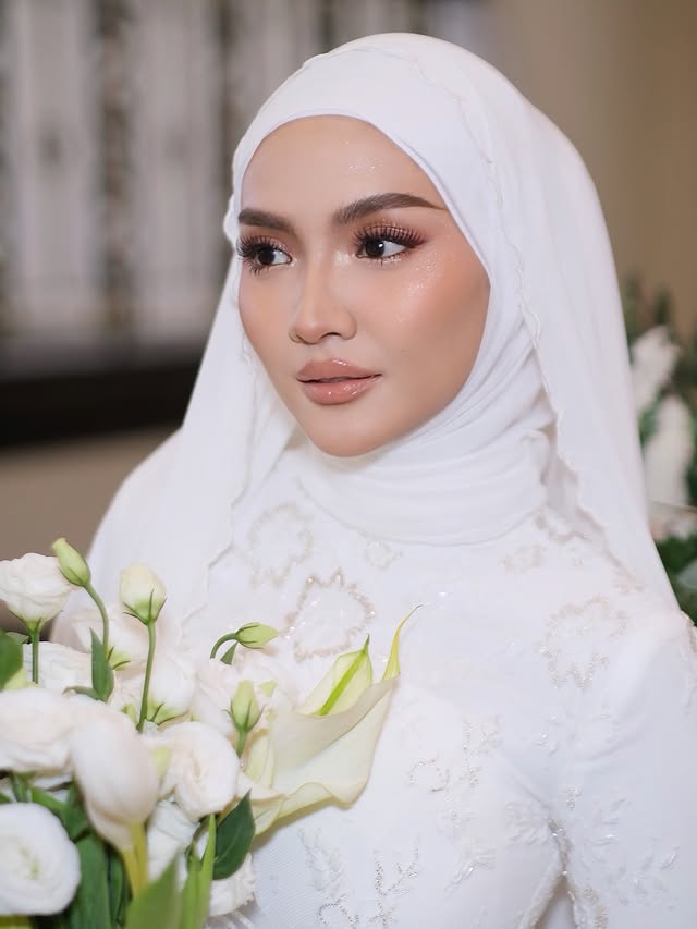 Beautiful Farah | Solemnization 🌼Thank you dear🥹.Hijabstylist @syiratiqah Dress @hannahchan________ 💘.#makeupbyazni #makeupartistmalaysia by @azni.hadi