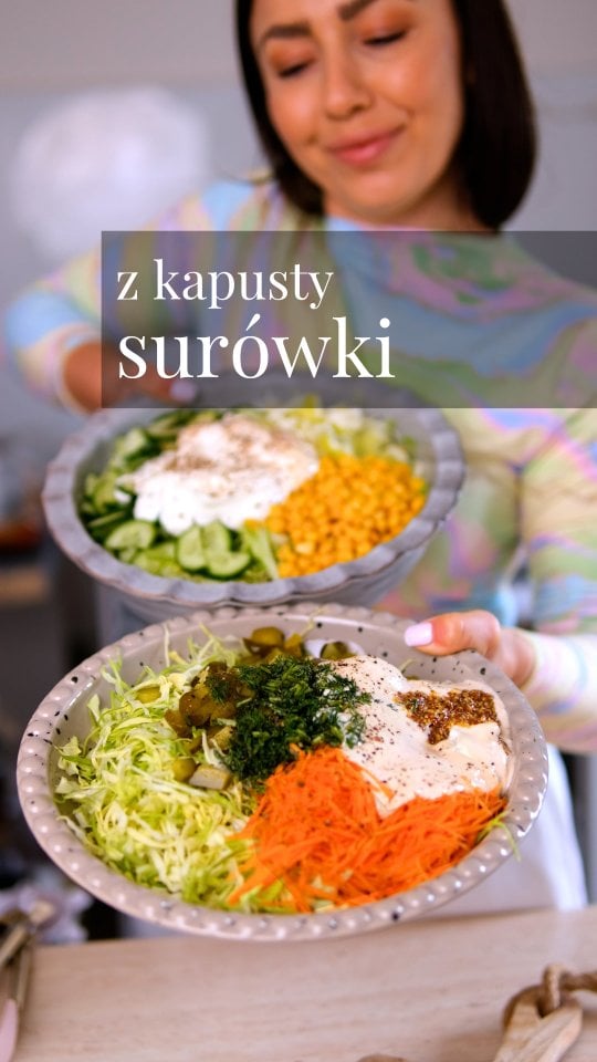 Surówki z młodej kapusty🥰❤️ każdy ma swoją ulubioną, łapcie moje😋❤️.Surówka 1🥗:Pół główki młodej kapusty 1 zielony ogórek Mała puszka kukurydzyJasna część poraŁyżka majonezuŁyżka śmietany 18%Sól i pieprz .Surówka 2🥗:Pół główki młodej kapusty 4 duże kiszone ogórki1 marchewPół pęczka koperku Łyżka majonezu Łyżka śmietany Łyżeczka musztardy francuskiejSól i pieprz#surówka #młodakapusta by @obiaddlataty