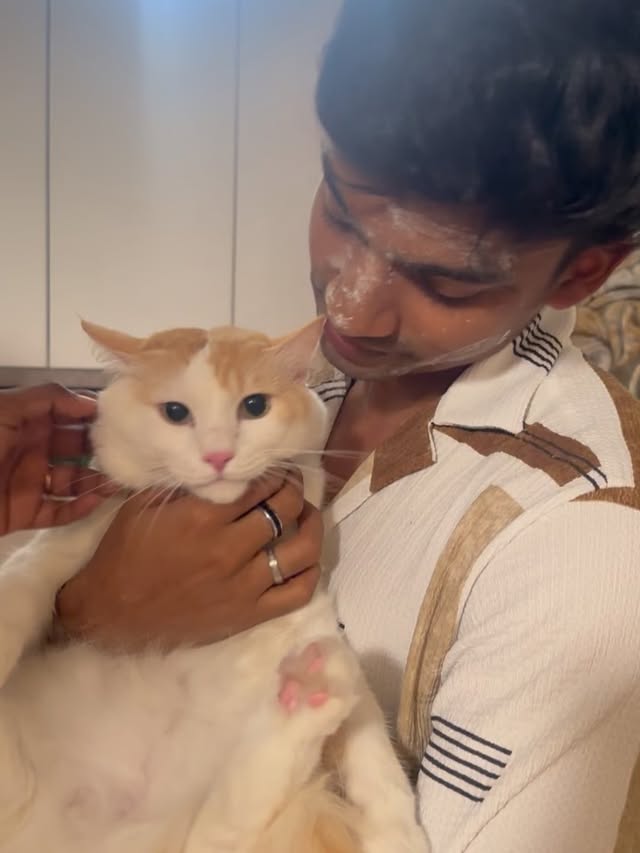 A visitor during shoot 🫠#mdtp Ep 9 and 10 on youtube!! Thank you @shasha_0114 @reenashahmakeupartist.85 for bringing strongboy #nithin