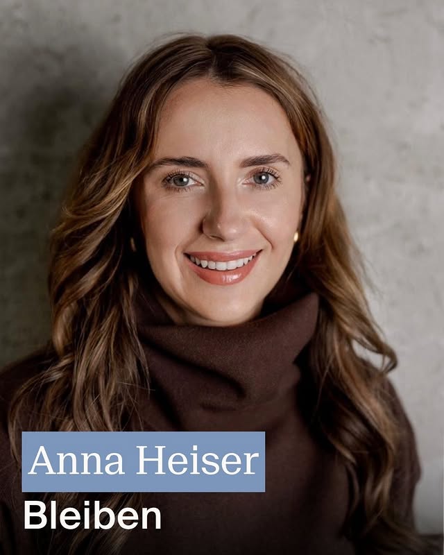 Über Liebe, Mut & das gemeinsam Dranbleiben. 💌👫⁣⁣@annaheiser wurde durch die RTL-Sendung »Bauer sucht Frau« bekannt. Auf Social Media gibt sie Einblicke in ihr Familien- und Beziehungsleben, die Auswanderung nach Namibia, den Neustart nach dem Umzug nach Polen sowie Themen rund um Selbstständigkeit und persönliche Entwicklung.⁣⁣„Bleiben" erscheint am 28.09., aber du kannst es schon jetzt überall vorbestellen, wo es Bücher gibt! 📖⁣⁣#grau #grauverlag #annaheiser #bleiben #liebe #beziehung #mut #auswandern by @annaheiser