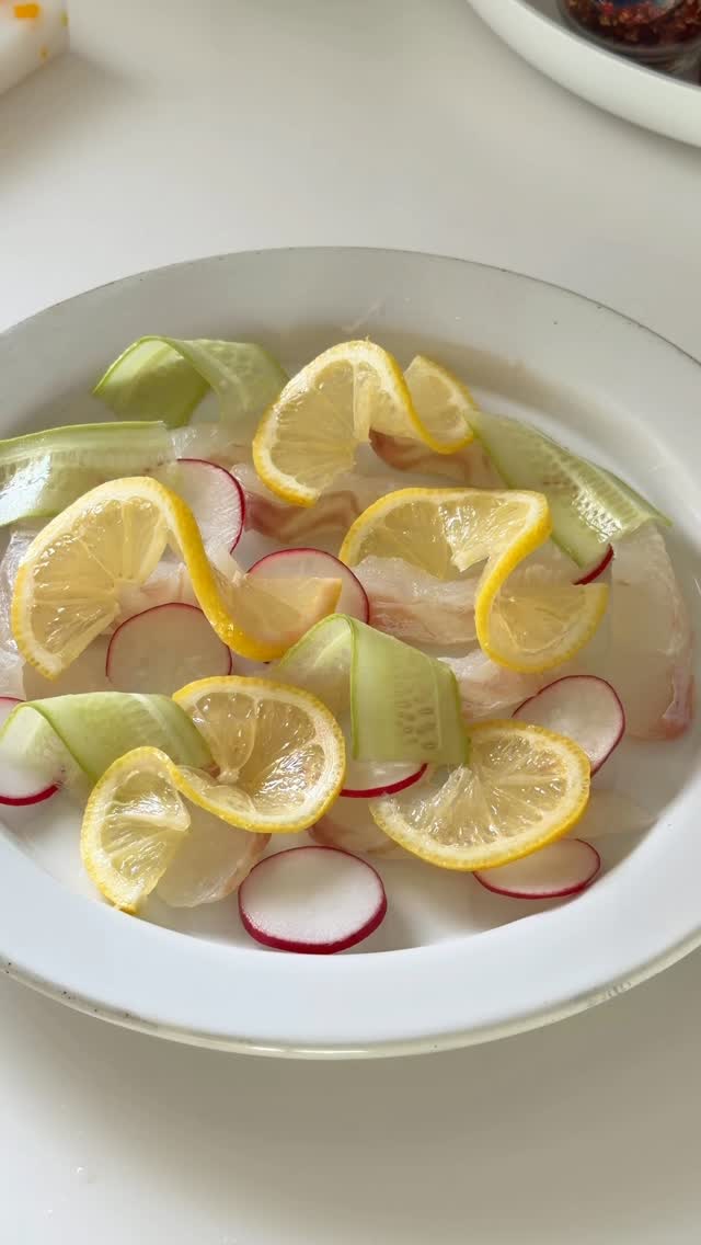 #carpaccio #ceviche #homecook광어 세비체를 만들어보았습니다회를 그다지 좋아하지않는데도기분좋은 산미로 맛있게 먹었던☺️스시나 회만 먹다가 다른 맛이 나서 별미로 맛있더라고요! 꼭 드셔보세요🍣🍋여름에 와인 마실때나 손님 오실때 내기도 좋을것같아요소스의 산미는 광어의 식감을 변하게 할 수 있어서소스 냉장고에 차게 만들어두고먹기 전에 뿌려먹는게 좋아요광어 세비체 레시피1 컬리에서 구매한 광어는 접시에 레몬과 오이,레디쉬를 슬라이스해서 담아두고2 소스 : 올리브유3 레몬즙1 화이트발사믹2 알룰로스1홀그레인머스타드 0.5 다진마늘 0.5 소금 후추 만들어 차게 두고3 먹기 전 소스 뿌리고 딜 뿌려서 내기Flatfish ceviche recipe1 The flatfish I bought at matet Kurly is lemon and cucumber on a plate,Slice the redish and put it in2 Sauce: Olive oil 3 lemon juice 1 white balsamic 2 allulose 1Whole grain mustard 0.5 minced garlic 0.5 salt, pepperI'll leave it to make it3 Before eating, add sauce and dill to make a bet#광어세비체 #광어카르파쵸 by @suzan.likes.home
