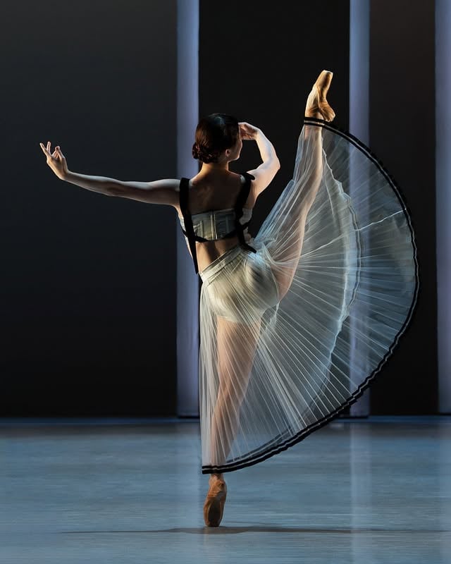 “Det er vildt svært, men Den Kongelige Ballets dansere får det til at se let ud” - INFORMATIONLige nu kan du opleve hele 3 balletter på én aften. Giant Steps 25/26 byder på både to af George Balanchines mest berømte værker, "Apollon" og "De fire temperameneter" og Christopher Wheeldon tager stafetten videre med "Corybantic Games" 💫"Giant Steps" spiller indtil 05.06.26📸 Tom McKenzie🩰 @tomoballet18 Andreas Kaas, @@hollydorger Jonathan Chmelensky by @kglteater