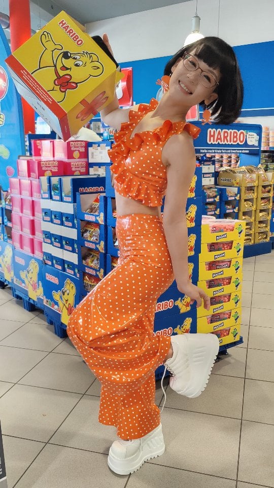 Dear Eri Kitami wanted to visit the big #haribo Shop in Solingen while shooting with legend @peterczernich.So we went. She truely loved it... Gummi, Gummi and even more #gummi and a little bit of @kurage_latex_art which fits perfectly...Enjoy 🍓 #gummibärchenEnjoy 🌞 life by @eri_kitami